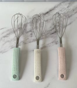 Batidor de alambre manual con mango marmolado beige - Imagen 2