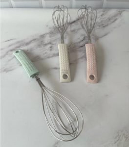 Batidor de alambre manual con mango marmolado beige