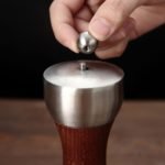 Pimentero de madera con tapa de metal - Imagen 4