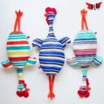 Dispenser organizador de bolsas gallina Etelvina lila flores fluo - Imagen 9