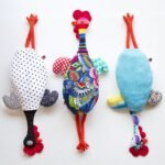 Dispenser organizador de bolsas gallina Etelvina marrón con corazones - foto 3
