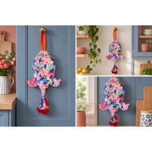 Dispenser Organizador de Bolsas Gallina Etelvina Flores Rojo y Azul en uso en la cocina