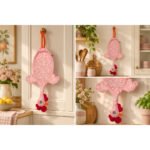 Dispenser organizador de bolsas gallina Etelvina rosa flores blancas en uso en la cocina