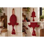 Dispenser organizador de bolsas gallina Etelvina Negra con Lunares rojos en uso en la cocina