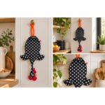 Dispenser organizador de bolsas gallina Etelvina Negra lunares blancos en uso en la cocina
