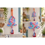 Dispenser Organizador de Bolsas Gallina Etelvina Hojas Rojo y Azul en uso en la cocina