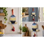 Dispenser Organizador de Bolsas Gallina Etelvina Rayada Amarillo, Celeste y Azul en uso en la cocina