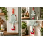 Dispenser Organizador de Bolsas Gallina Etelvina Rayada Verde y Blanco en uso en la cocina